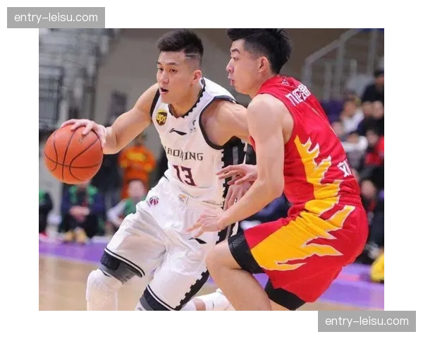 巨人队打者击出逆风三分炮，球在雨中划出弧线