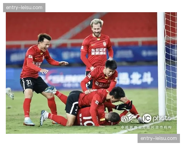 武汉三镇制造多次机会，暴露上海海港中场控制能力不足