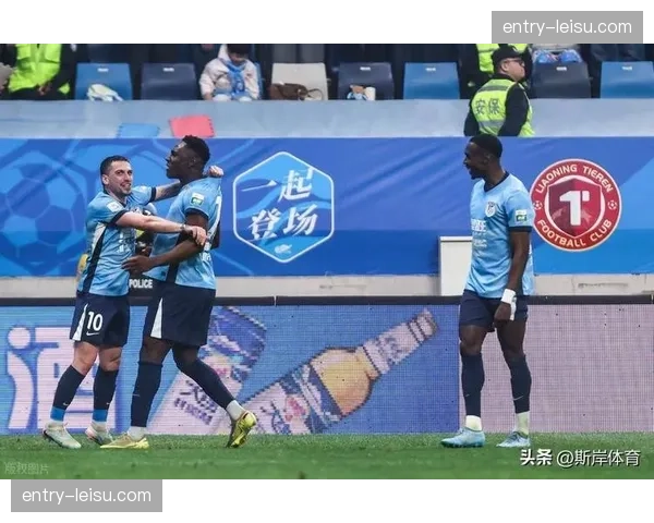 辽宁铁人vs大连英博比赛进行中，东北德比吸引大量关注